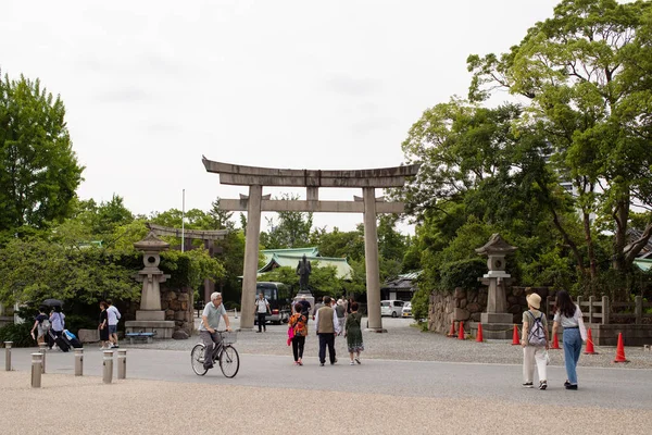 Pessoas Caminham Para Castelo Osaka Através Parque Castelo Osaka Muitos — Fotografia de Stock