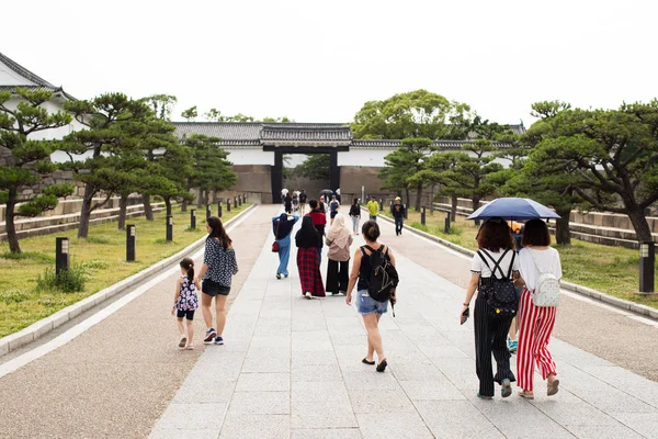 Pessoas Caminham Para Castelo Osaka Através Parque Castelo Osaka Muitos — Fotografia de Stock