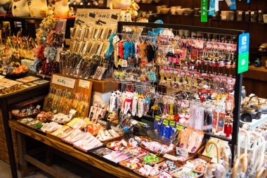 Japonya 'nın Kyoto bölgesindeki Gion bölgesinde Japon hediyelik eşya ve hediyeler, anahtarlıklar, mıknatıslar, oyuncaklar ve diğerleri.