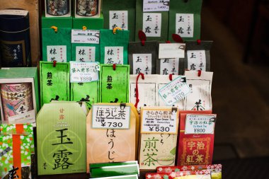 Japon yeşil çayı: matcha, uji ve sencha Japonya 'nın Kyoto bölgesindeki bir dükkanda.