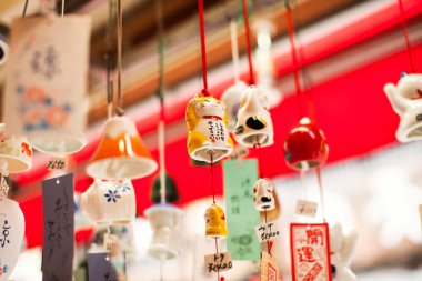 Japonya, Kyoto 'daki Gion bölgesinde kedi furini. Furin ya da rüzgar çanı, Japonya 'da yazı temsil etmek için kullanılır.