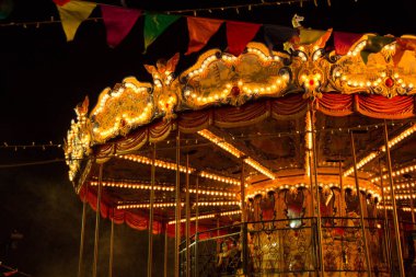 Bir güzel dekore edilmiş tatil atlıkarınca