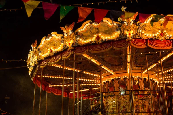 Bir güzel dekore edilmiş tatil atlıkarınca