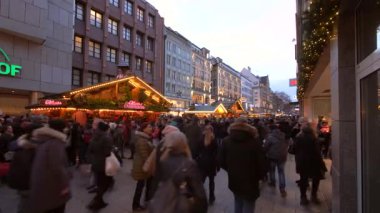 Noel Pazarı ve Alışveriş Caddesi