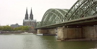 Hohenzollern Köprüsü ve Köln Katedrali 4k
