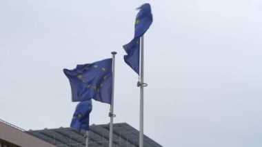 Bayrak Direklerinde Üç Ab Bayrağı