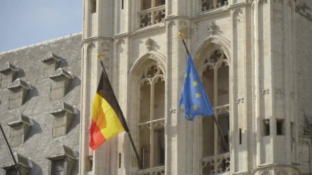 Belgische und EU-Flaggen auf dem Rathaus von Brüssel — Stockvideo