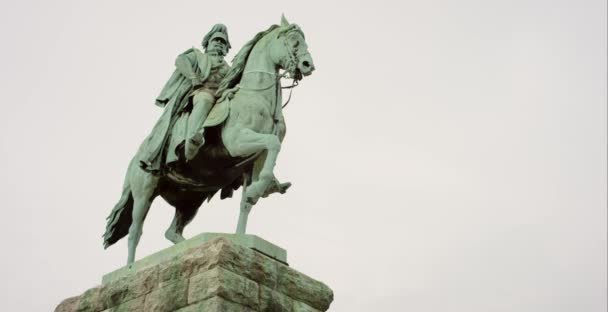 Bronzová socha v Kolíně 4k — Stock video