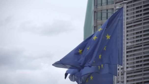 Banderas de la UE por la sede de la Comisión Europea — Vídeos de Stock
