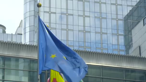 Флаги ЕС и Бельгии в Брюсселе — стоковое видео