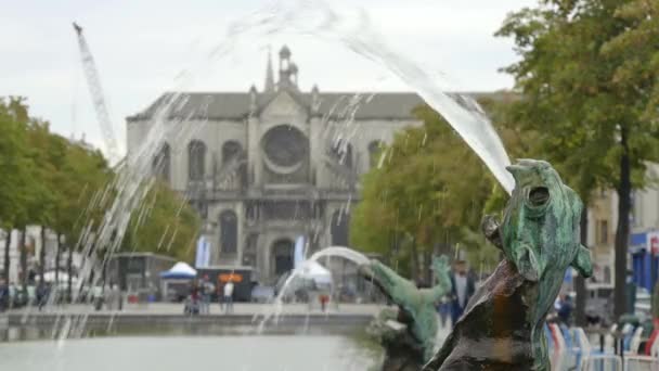 Фонтан и церковь в Брюсселе — стоковое видео