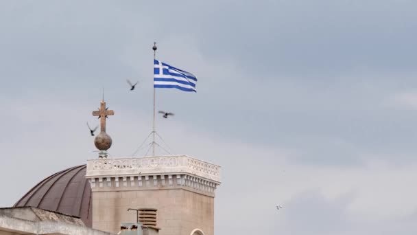 Grekisk flagga flyger på kyrkan — Stockvideo