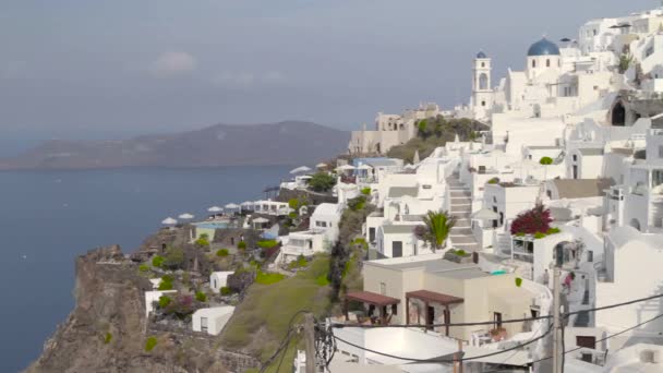 Mirando a través de la costa de Santorini — Vídeo de stock
