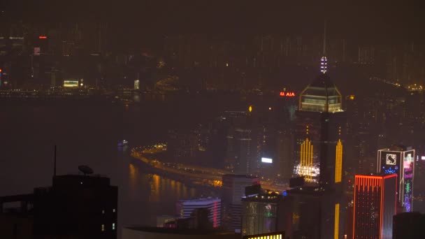 Iluminado horizonte de Hong Kong por la noche — Vídeo de stock
