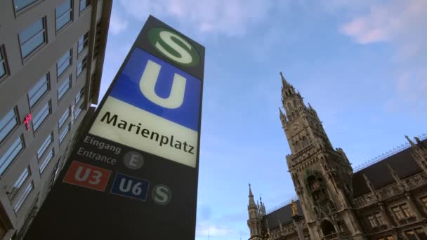 Marienplatz-Schild und Rathaus