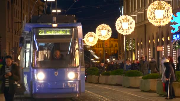 Münchner Straßenbahn zu Weihnachten — Stockvideo