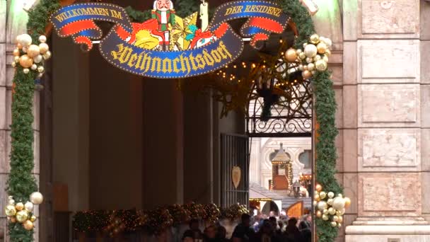 Мюнхен Residenz Christmas Village Entrance — стоковое видео