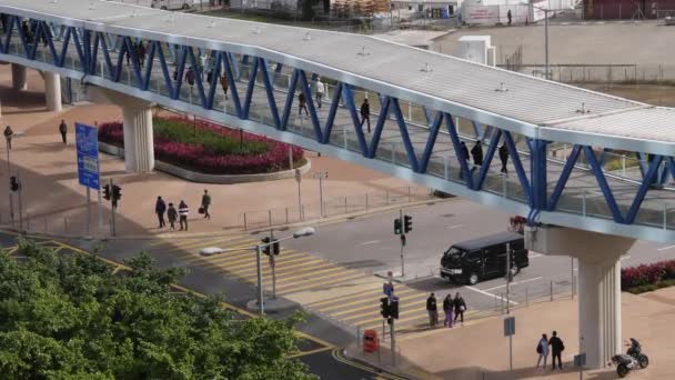 Voetganger dwars wandeling en voetgangersbrug — Stockvideo