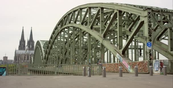 Chodci na mostě Hohenzollern 4k — Stock video