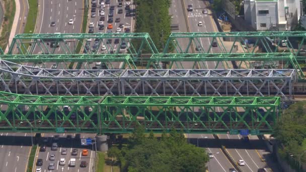 Železniční most přes dálnici v Soulu — Stock video