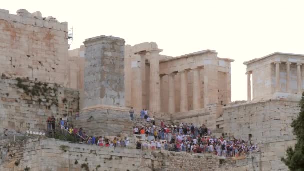 Turister genom Temple of Athena Nike — Stockvideo