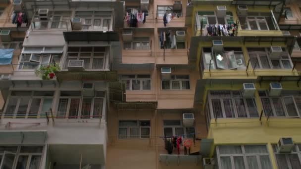 Tracking verleden vervallen appartementen in Hong Kong — Stockvideo