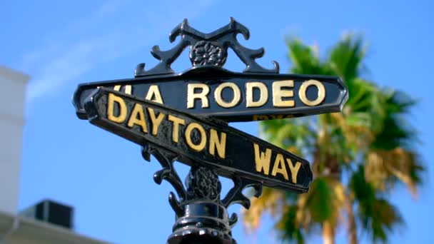 Via Rodeo e Dayton Way sinal — Vídeo de Stock