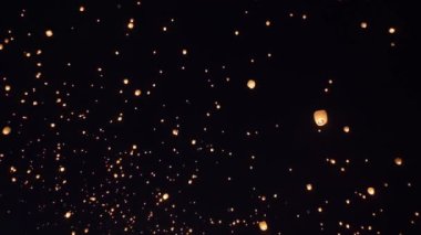 Gece Gökyüzünde Yüzen Fenerler