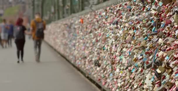 Amor bloquea a lo largo de pasarela peatonal 4K — Vídeos de Stock