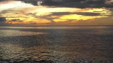 Gün Batımına Doğru Uçmak