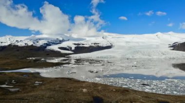 İzlanda Buzul Gölü Üzerinde Kaydırma