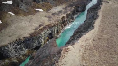 İzlanda'da Bir Kanyon'da Nehir