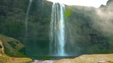 Yavaş Hareket İzlanda Şelalesi