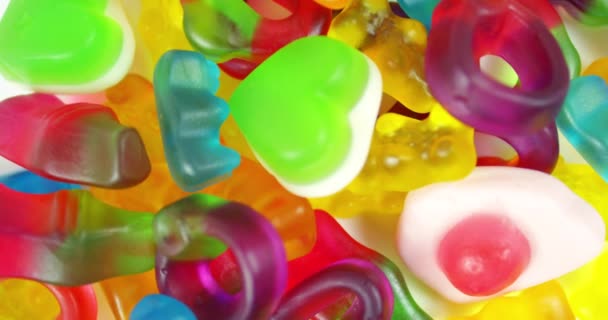 Gros plan tournante d'un mélange de bonbons à la gelée — Video