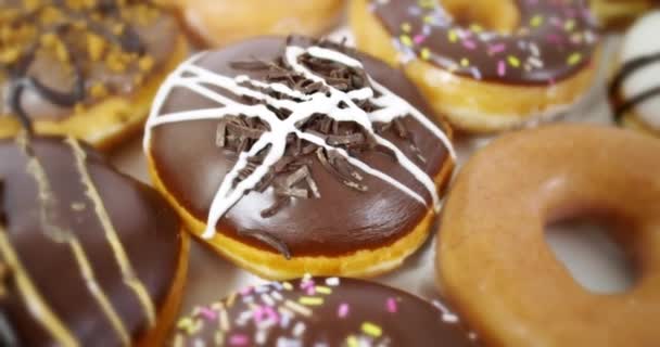 Girando alrededor de donuts — Vídeo de stock