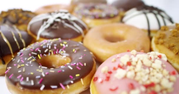 Seleção de donuts gelados frescos — Vídeo de Stock