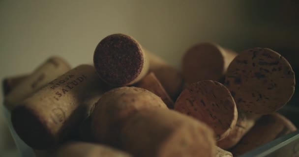 Rastreamento tiro sobre rolhas de vinho — Vídeo de Stock