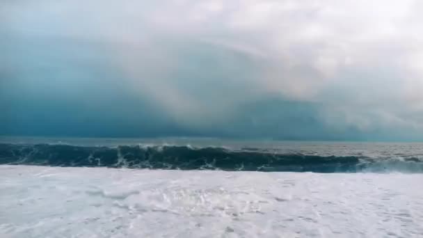 Grandes vagues qui s'écrasent — Video