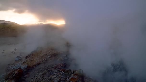Borrelende warmwaterbron in IJsland — Stockvideo