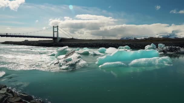 Brücke über vereisten Fluss — Stockvideo