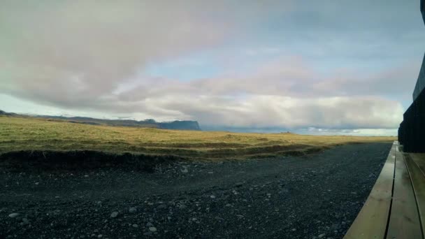 Облака катятся над исландским ландшафтом — стоковое видео