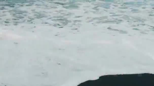 Feche o lapso de tempo de ondas em uma praia na Grécia — Vídeo de Stock