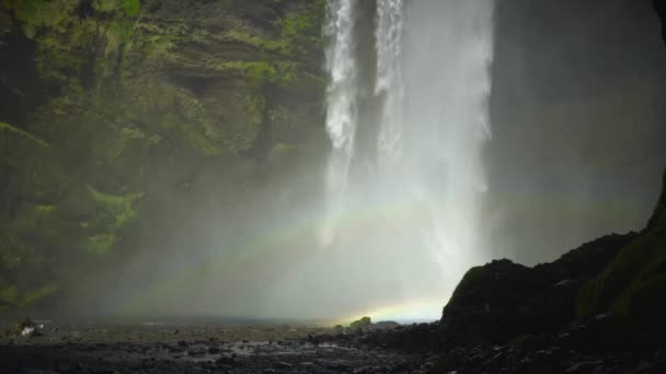 Doble arco iris en la base de la cascada — Vídeos de Stock