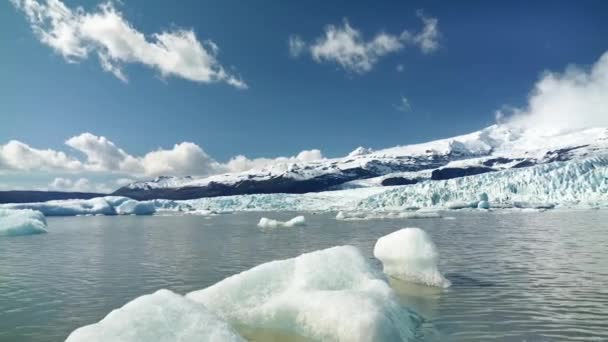 Ijsbergen in een IJslands meer — Stockvideo