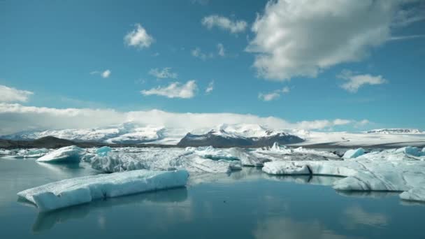 Айсберги на озере — стоковое видео