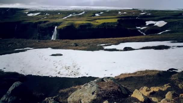 Paisaje icelandés con cascada — Vídeo de stock