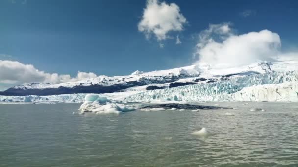 Παγωμένη λίμνη στην Ισλανδία — Αρχείο Βίντεο