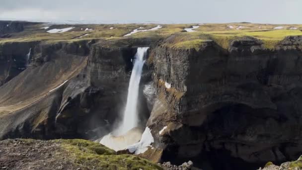 Cañón grande con cascada — Vídeo de stock