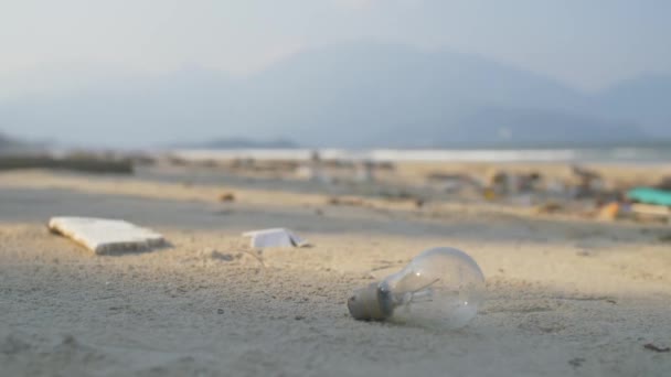 Lâmpada na praia cheia de lixo — Vídeo de Stock