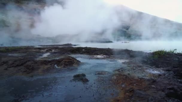 Вид на геотермальну пружину низького рівня — стокове відео